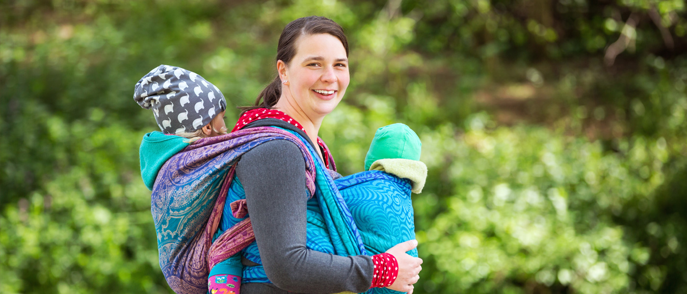 Tragende Mama mit zwei Babys